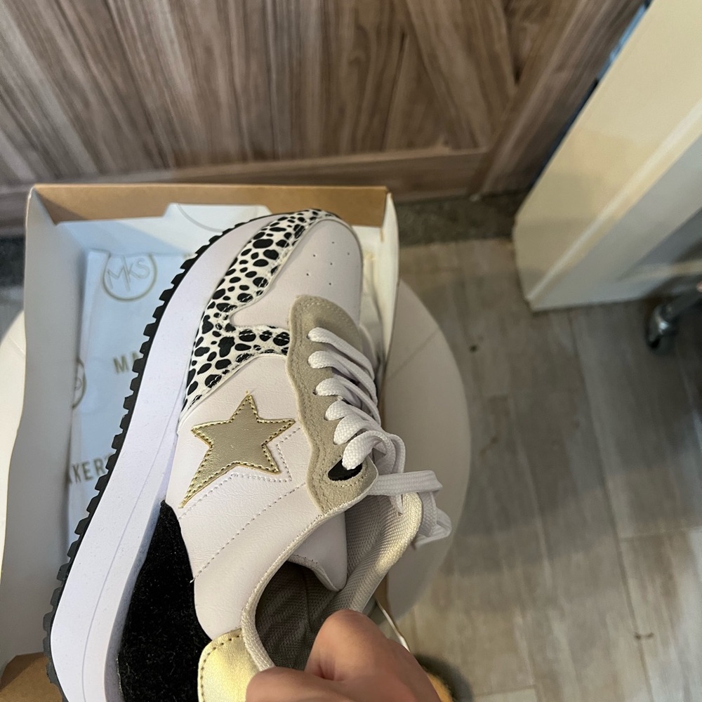 White size 8 women’s cheetah and gold star tennis shoe